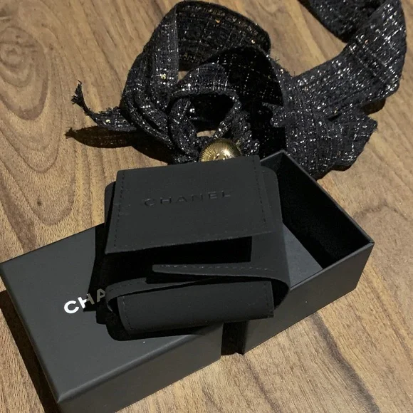 Absolutely stunning authentic brand new Chanel studs blue /crystals cc earrings - Picture 7 of 9